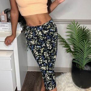 🍂Women’s Karen Scott Blue Floral Black Three Quarter Pants